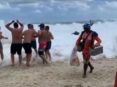 Bombeiros buscam adolescente desaparecido no mar em Ipanema - Vídeo