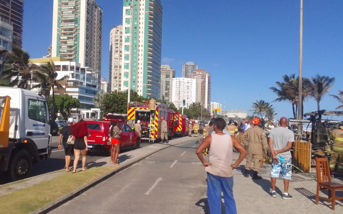 Bombeiros evitam prejuízos maiores em quiosque incendiado