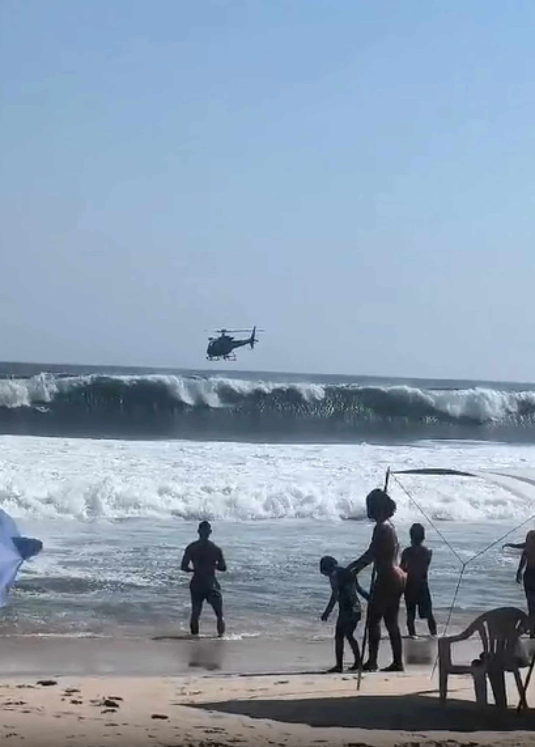 Bombeiros resgatam banhistas em Itacoatiara