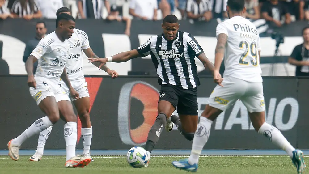 Botafogo toma gol no minutos finais e fica mais longe do título