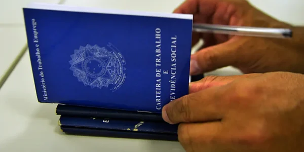 Pessoa com deficiência consultando vaga de emprego no Caminho Niemeyer, durante feira de inclusão em Niterói