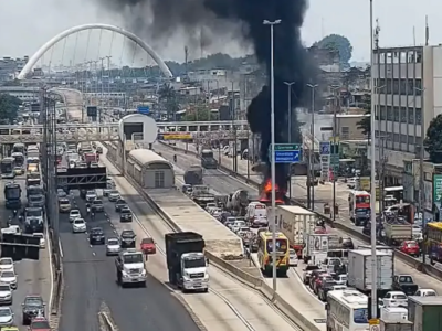Caminhão pega fogo após acidente na Avenida Brasil - Vídeo