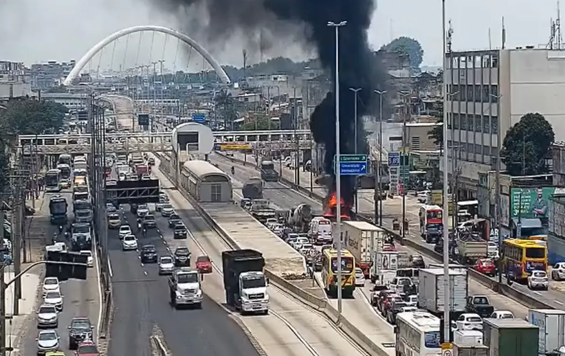 Caminhão pega fogo após acidente na Avenida Brasil - Vídeo