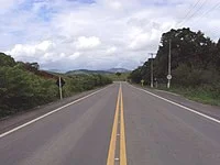 Caminhão perde controle e tomba em Itaboraí