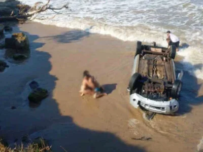 Carro cai em praia de São Francisco de Itabapoana