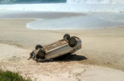 Carro invade faixa de areia e cai na praia de Saquarema