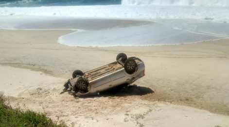 Carro invade faixa de areia e cai na praia de Saquarema