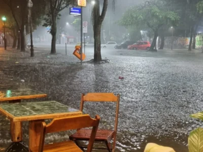 Chuva forte provoca alagamentos e quedas de árvores no Rio