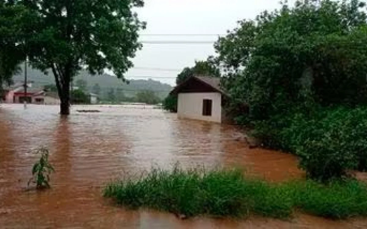 Chuvas causam mortes e destruição no Sul do Brasil