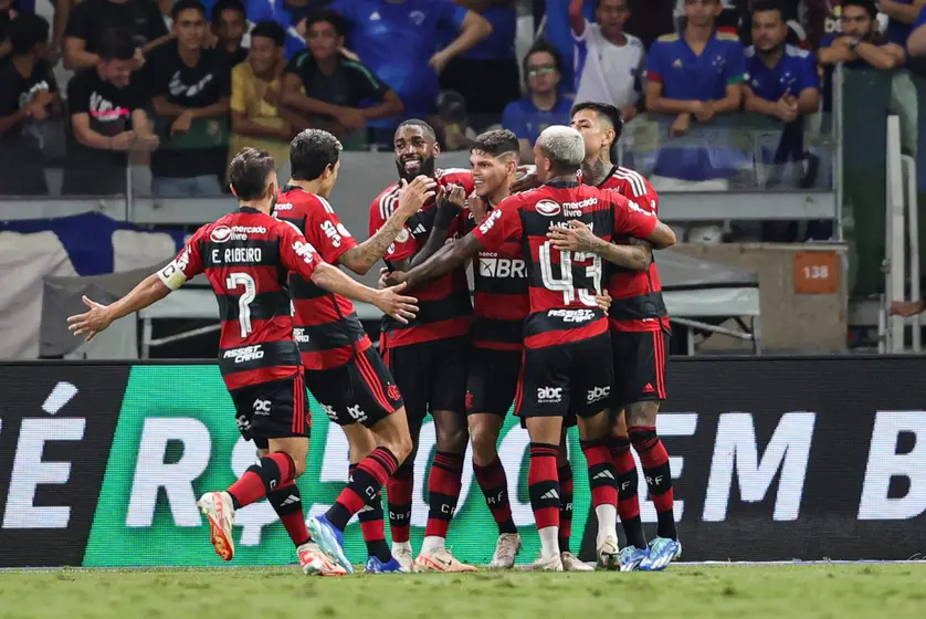 Clássico duelo entre Flamengo e Fluminense pelo Brasileirão