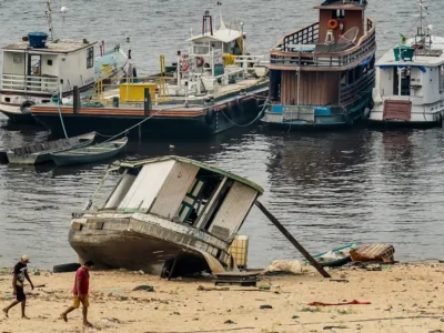 Com seca no Amazonas, ribeirinhos têm dificuldades para se locomover