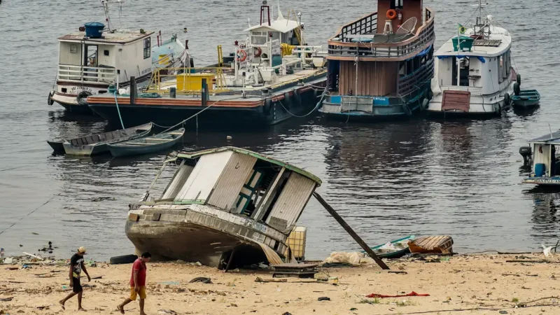 Com seca no Amazonas, ribeirinhos têm dificuldades para se locomover