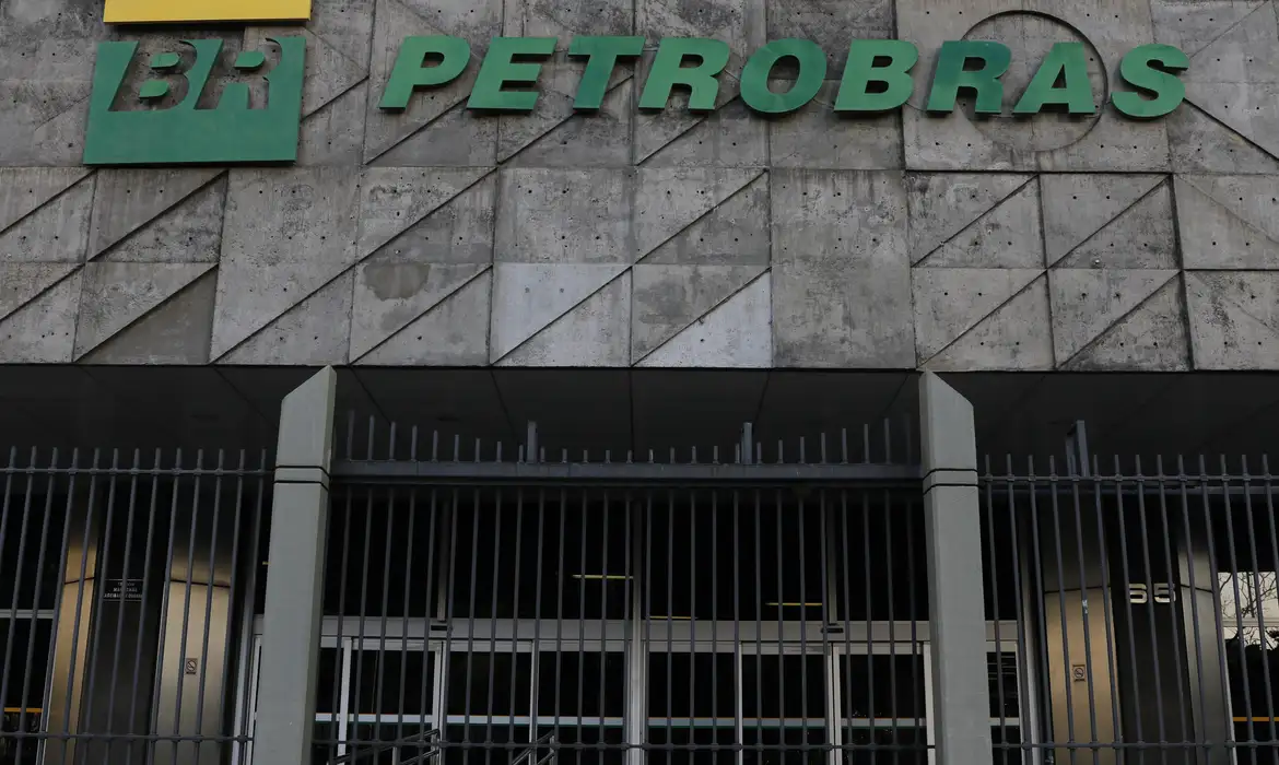 Petrobras abre investigação administrativa de venda de refinaria