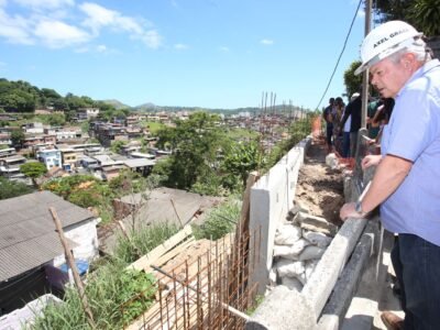 Equipe da Prefeitura de Niterói visita obras de contenção no Fonseca