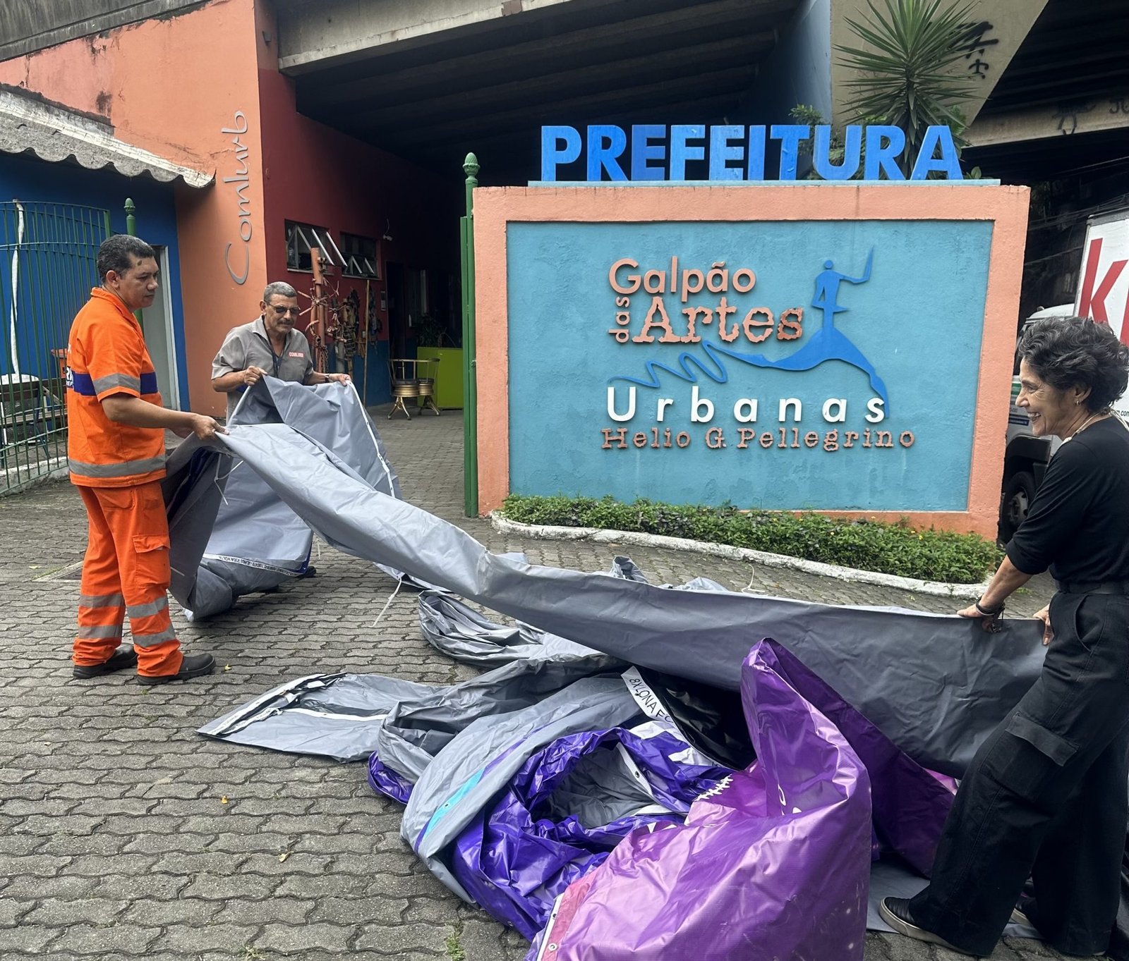 Galpão das Artes ensina a fazer ecobags com banners