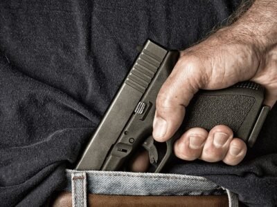 Homem é preso com armas na estrada de Maricá para Saquarema