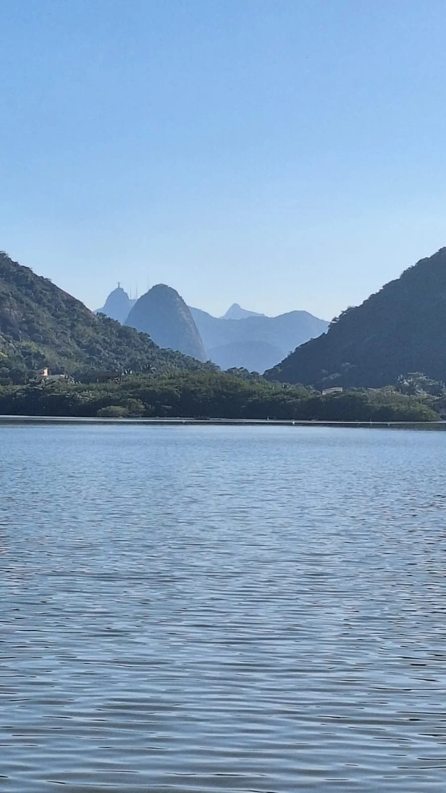 Lagoa de Piratininga, com deslumbrante vista para o Cristo Redentor, no Rio de Janeiro | Foto: Angélica Carvalho/Folha do Leste © Todos os Direitos Reservados (proibida a reprodução)