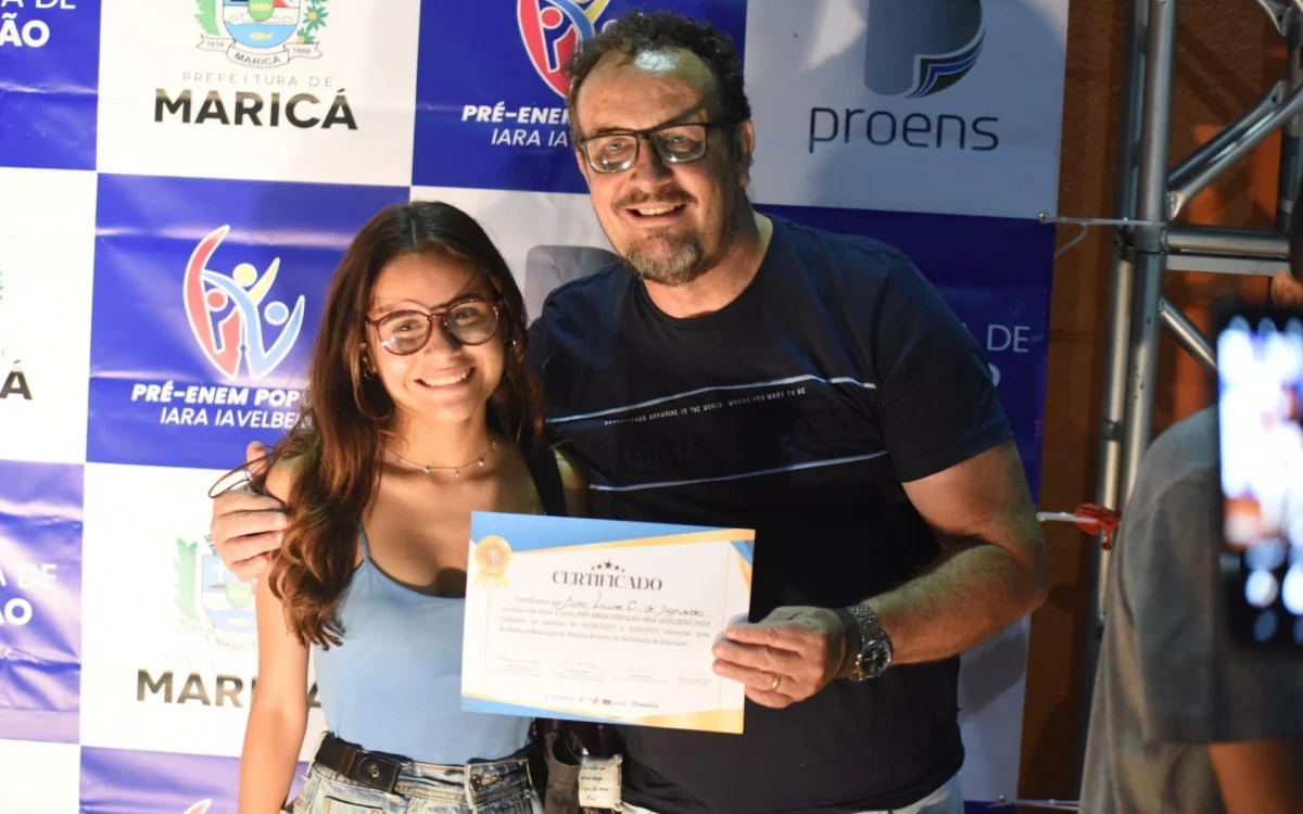 Mais de cem alunos do Pré-Enem Popular Iara Iavelberg recebem certificados