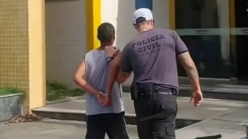 Menor é apreendido com drogas em Araruama