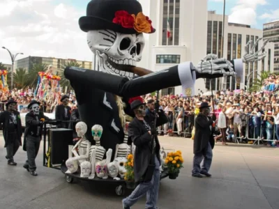 Milhares de pessoas celebram o Dia dos Mortos no México