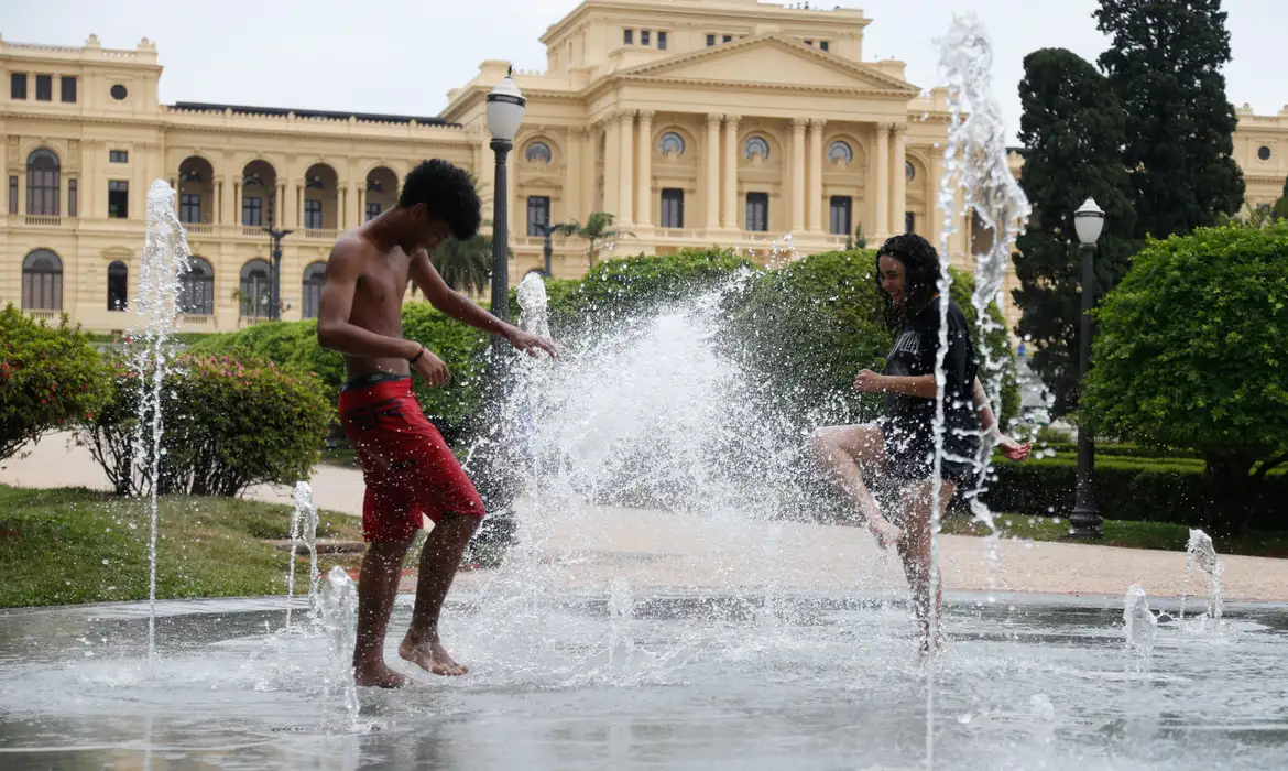 Onda de calor atinge seis estados e DF no fim de semana