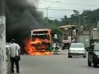 Ônibus é incendiado durante protesto contra ação policial