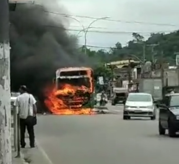Ônibus é incendiado durante protesto contra ação policial