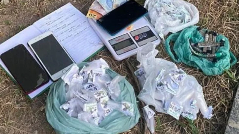 Polícia prende dupla com drogas em Araruama