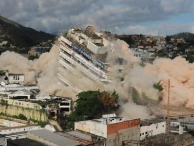 Quatro prédios da antiga Universidade Gama Filho são implodidos no Rio