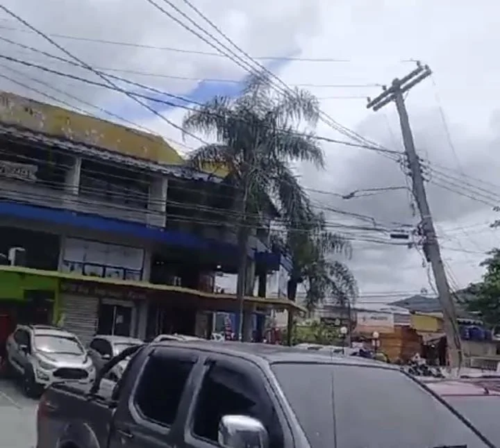 Região Oceânica: mais um poste ameaça cair - VÍDEO