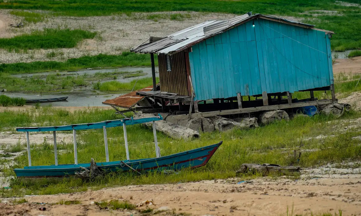 Ribeirinhos no Amazonas reclamam de falta de assistência durante seca
