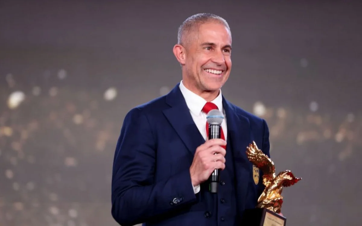 Técnico brasileiro Sylvinho é homenageado pela Albânia