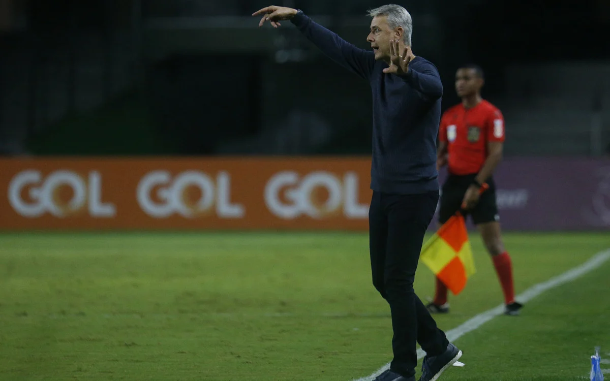 Tiago Nunes lamenta empate do Botafogo e critica arbitragem