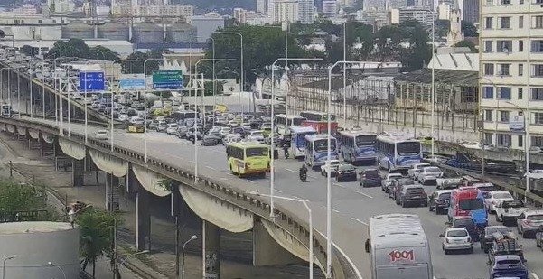 Reflexos da volta do feriadão deixam trânsito lento