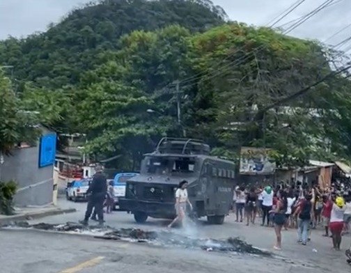 Caveirão acaba com protesto em Ititioca