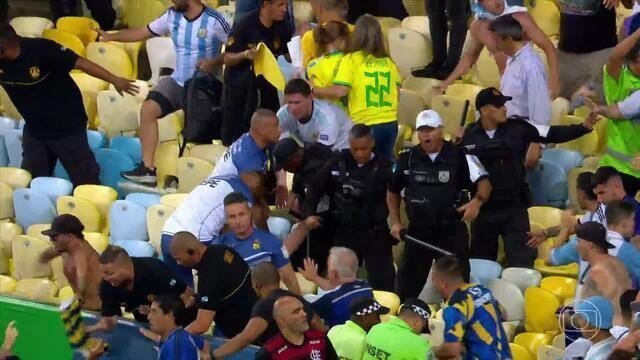 Policiais que bateram em argentinos "cumpriram sua missão", diz PM