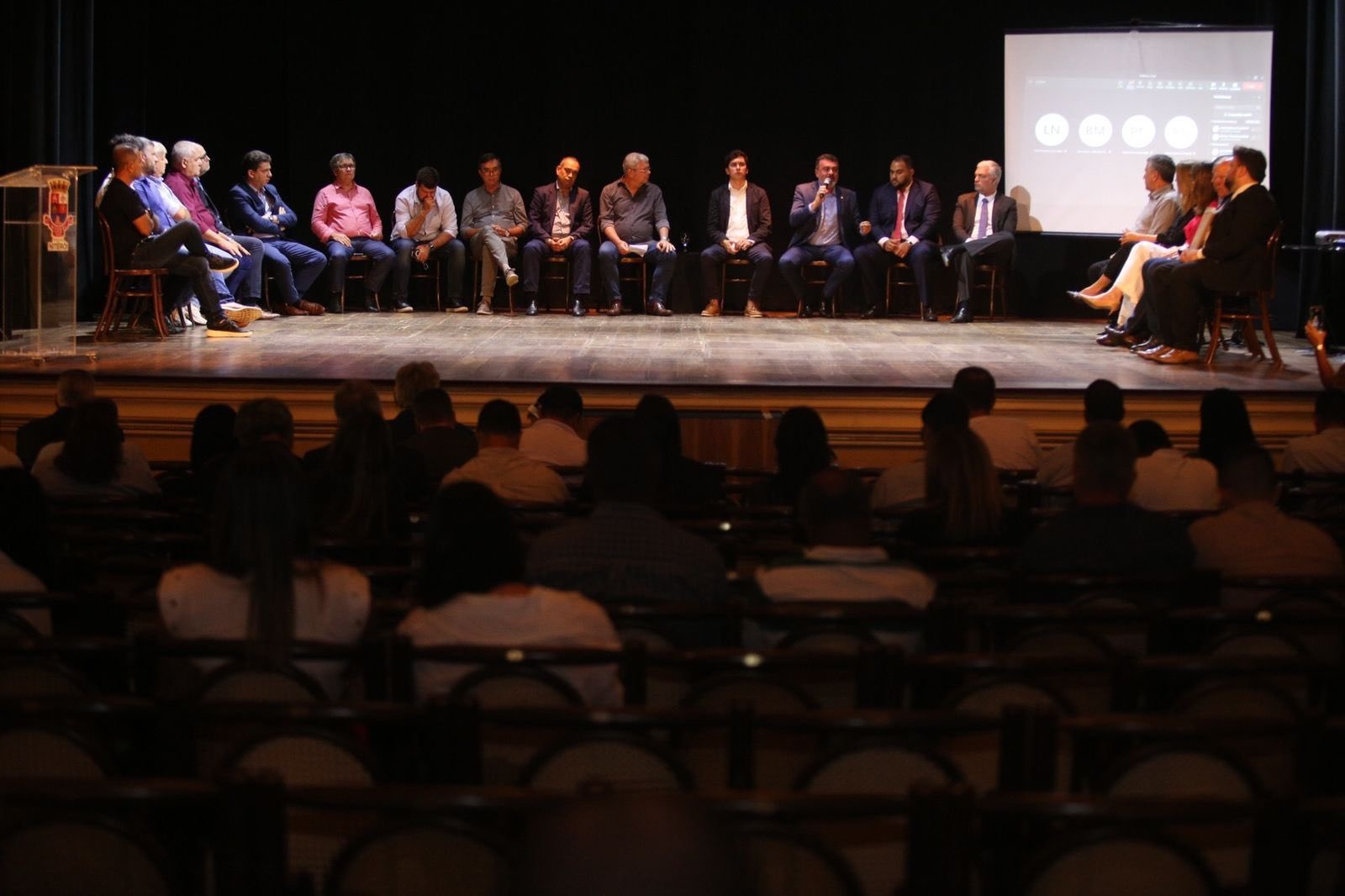 Encontro sobre Enel reúne 66 prefeitos em Niterói
