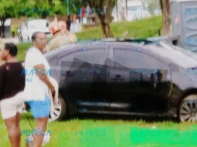 Acidente em Itaboraí: carro invade campo de futebol