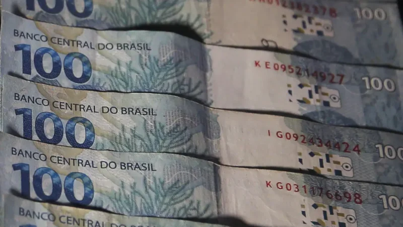 Governo bloqueia orçamento para cumprir meta