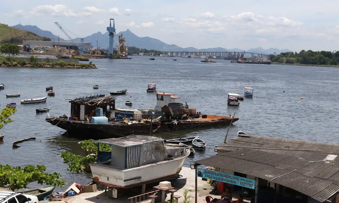 CPI da Alerj cobra fiscalização a navios abandonados