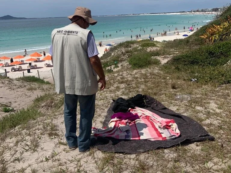 Cabo Frio limpa e cerca Duna da Boa Vista, na Praia do Forte