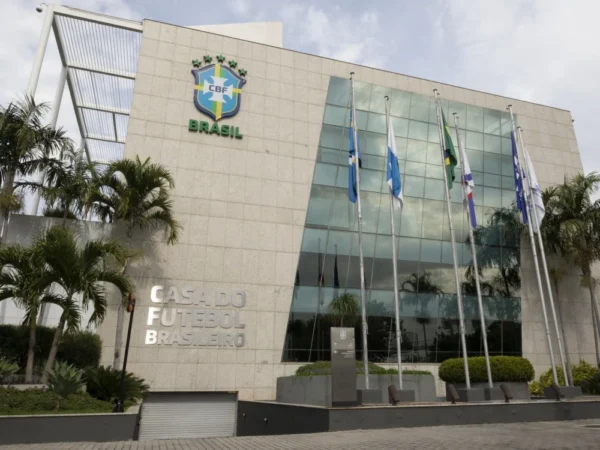 Reinaldo Carneiro Bastos lança candidatura à presidência da CBF em meio a divisão entre federações