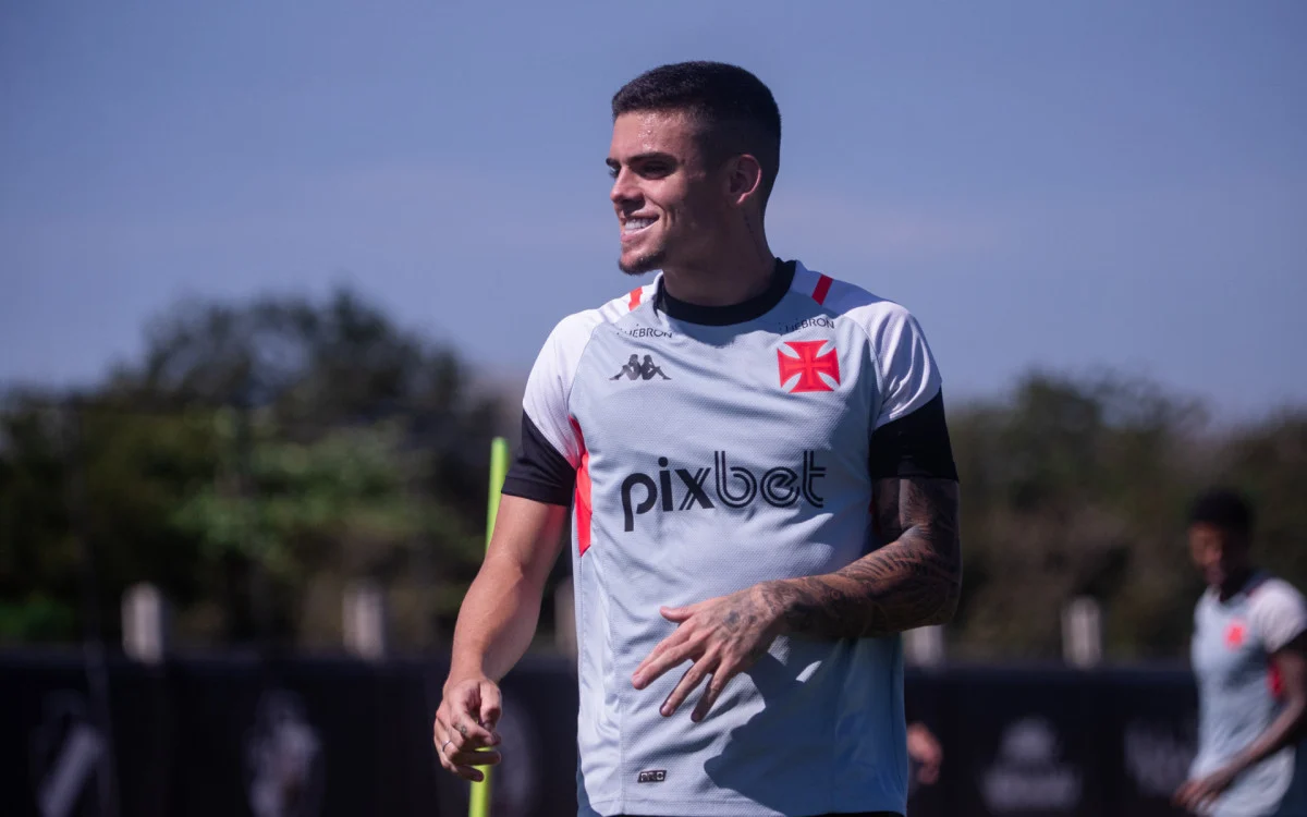 Gabriel Pec celebra 2023, mas não fala sobre futuro no Vasco