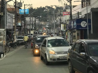 Idoso tem surto e anda pelado em ruas de Saquarema