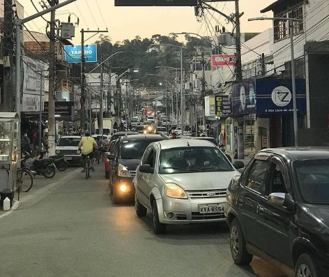 Idoso tem surto e anda pelado em ruas de Saquarema