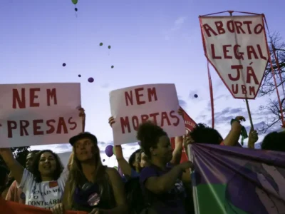 Lei obriga mulher a ver imagem de feto antes de aborto legal em Maceió