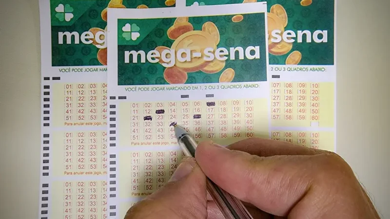 Homem apostando na Mega-Sena 2864 em uma lotérica com bilhete na mão