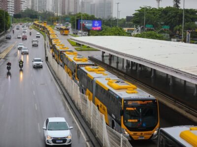 Engarrafamentos marcam primeiro dia útil do BRT Transbrasil