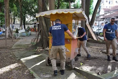 Rio: Prefeitura fecha depósito clandestino no Catete