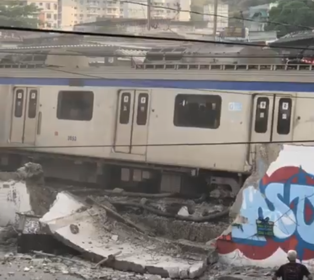 Trem descarrila no Rio: passageiros são retirados em segurança - Vídeo